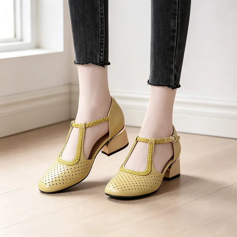✨ Eleganță retro și confort absolut! Sandale elegante din piele moale cu toc gros mic și perforații (Mărimi 35-40 / Design T-Bar cu împletitură)! 👡