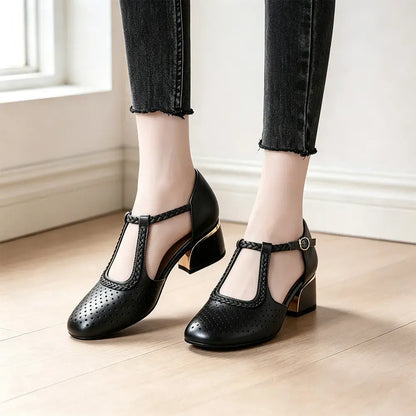 ✨ Eleganță retro și confort absolut! Sandale elegante din piele moale cu toc gros mic și perforații (Mărimi 35-40 / Design T-Bar cu împletitură)! 👡