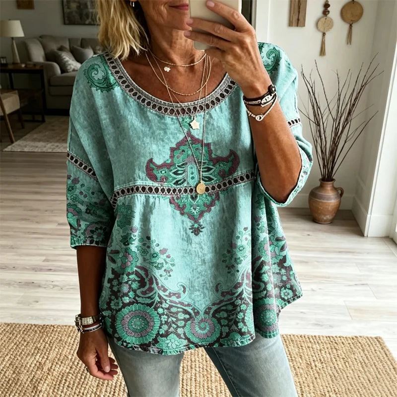 Stil Boho-Chic Parizian: Imprimeu digital vibrant și detalii rafinate din dantelă perforată pentru un look tineresc și plin de prospețime!
