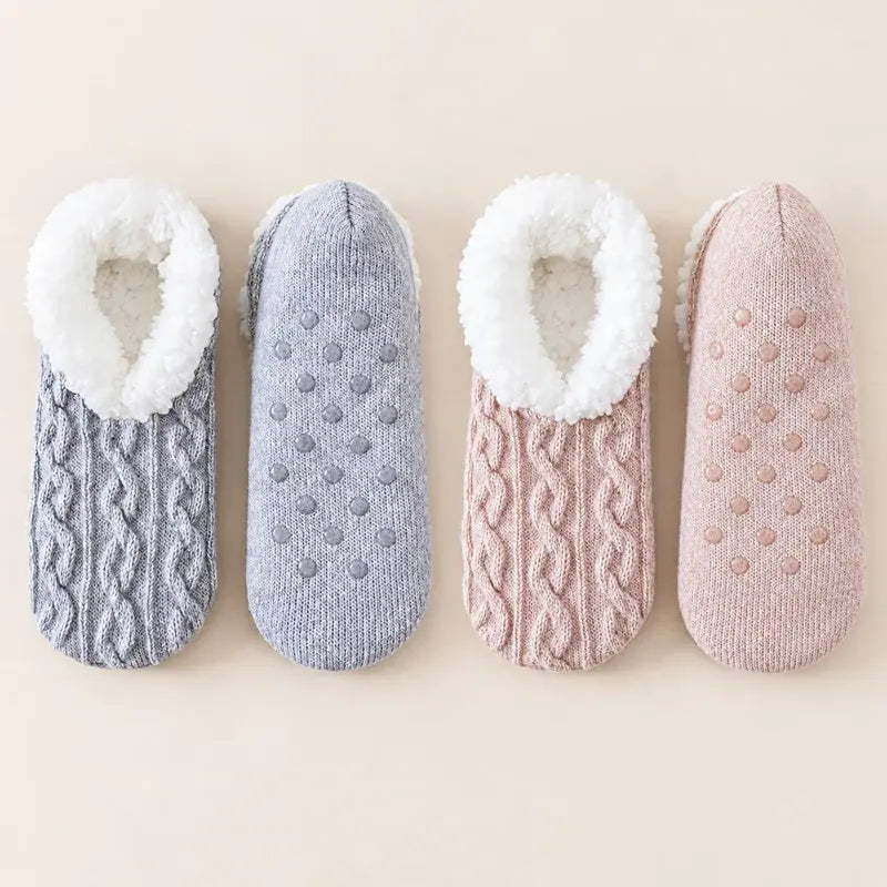 🧦 Pachet Special 2 Perechi: Șosete Pufoase de Casă cu Talpă Antiderapantă din Silicon · Interior Călduros Tip Blăniță · Tricotaj Elastic cu Model Răsucit · Confort și Căldură pentru Iarnă!【Mărime unică】