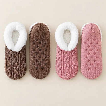 🧦 Pachet Special 2 Perechi: Șosete Pufoase de Casă cu Talpă Antiderapantă din Silicon · Interior Călduros Tip Blăniță · Tricotaj Elastic cu Model Răsucit · Confort și Căldură pentru Iarnă!【Mărime unică】