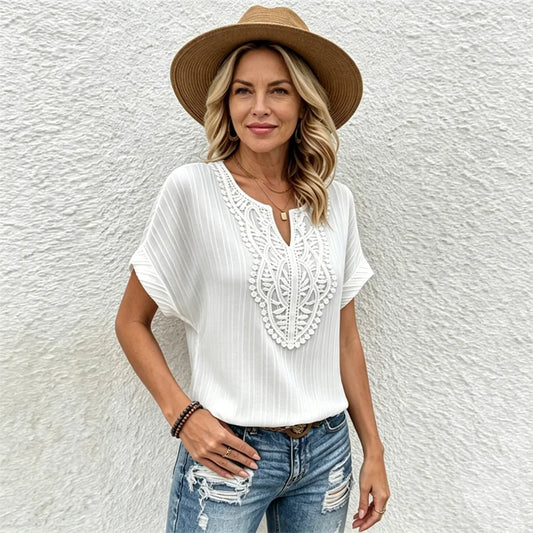 Bluză de Vară Elegantă cu Broderie din Dantelă și Guler V – Material Plisat Moale, Foarte Respirabil și Prietenos cu Pielea