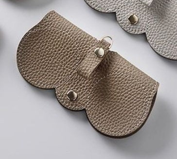 🔥【Compra 2, llévate 1 gratis】Bolsa de gafas de sol de cuero suave
