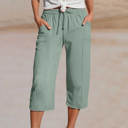 Pantaloni trei sferturi plisați pentru damă – din bumbac și in, culoare solidă