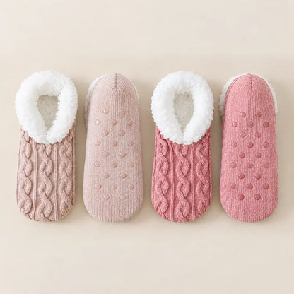 🧦 Pachet Special 2 Perechi: Șosete Pufoase de Casă cu Talpă Antiderapantă din Silicon · Interior Călduros Tip Blăniță · Tricotaj Elastic cu Model Răsucit · Confort și Căldură pentru Iarnă!【Mărime unică】