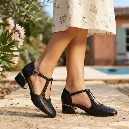✨ Eleganță retro și confort absolut! Sandale elegante din piele moale cu toc gros mic și perforații (Mărimi 35-40 / Design T-Bar cu împletitură)! 👡