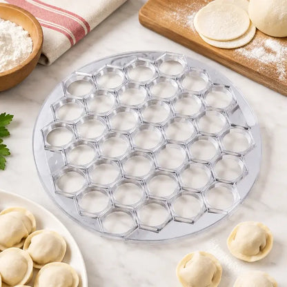 🥟 Pregătește Colțunași în Câteva Secunde! Formă de Tăiat Pelmeni și Colțunași cu 37 de Orificii! O Singură Apăsare, 37 de Bucăți Uniforme · Eficientă, Rapidă și Ușor de Curățat!